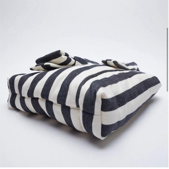 ZARA Beautiful & Unique B & W large striped Bow Tote Bag NWT🔥🔥🔥 - Picture 3 of 9